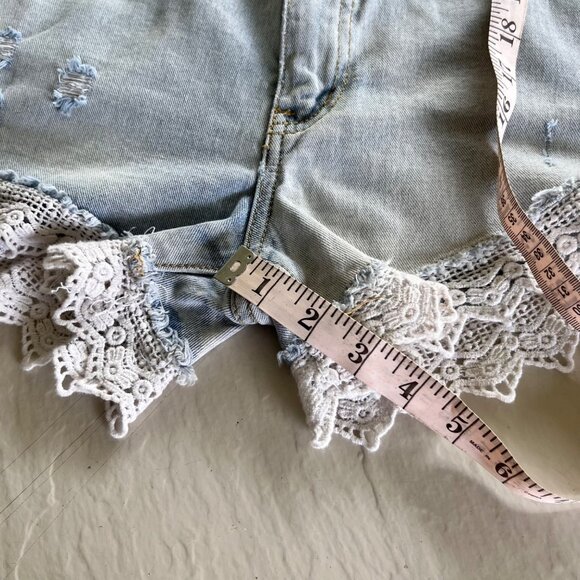 Free People Crochet Lace Trim Denim Jean Shorts Size 25 - Picture 9 of 9